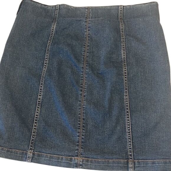 Torrid Blue Medium Wash Princess Seams Denim Mini Skirt Size 16 - Picture 2 of 9